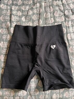 Seamless Black High-Waist Bike Shorts with Heart Logo